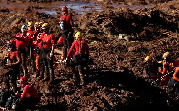 Equipes de resgate fazem buscas em Brumadinho