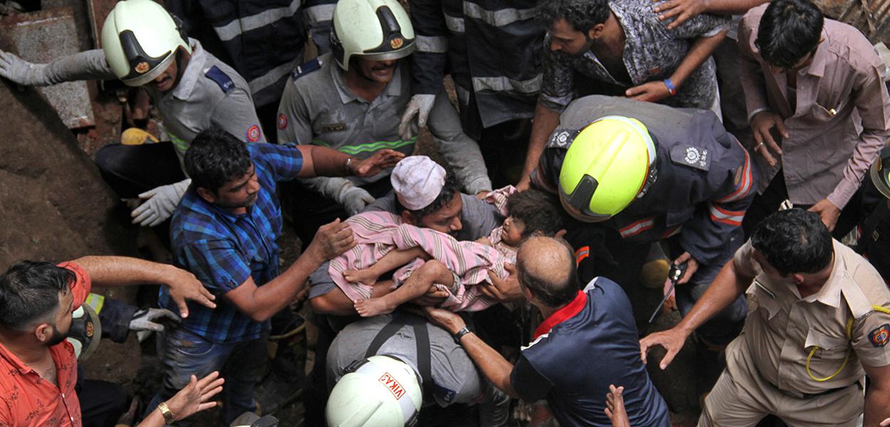 Equipes de resgate retiram criança de escombros de prédio que desmoronou em Mumbai