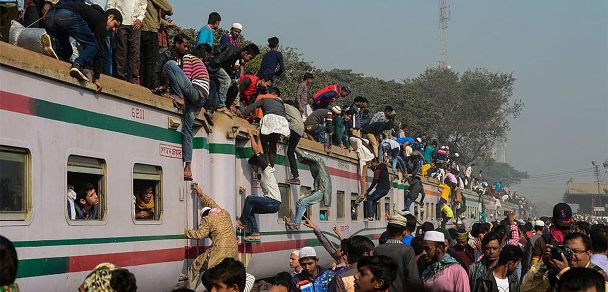 Na Índia. trem abarrotado