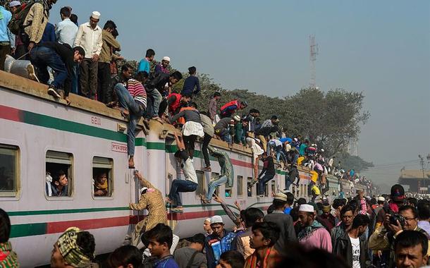 Na Índia. trem abarrotado