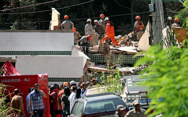 Bombeiros buscam por vítimas em local de desabamento de prédios na comunidade carioca da Muzema