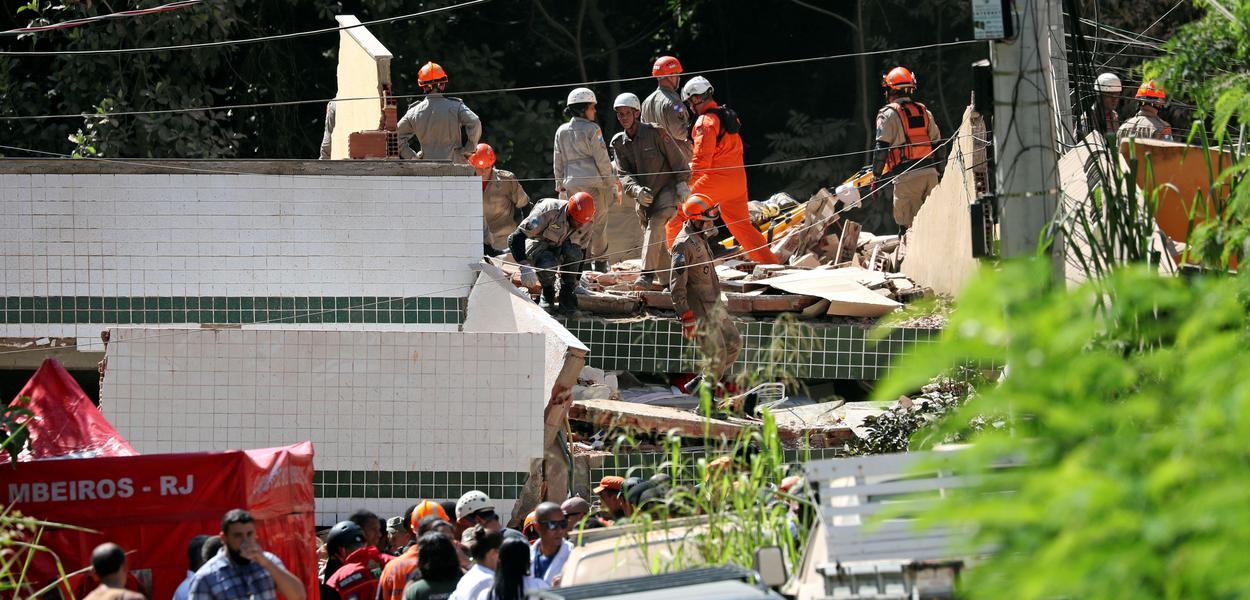 Bombeiros buscam por vítimas em local de desabamento de prédios na comunidade carioca da Muzema