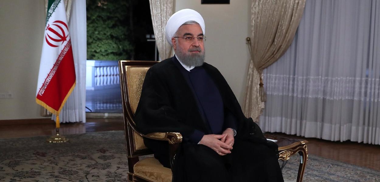 IRN03. TEHERÁN (IRÁN), 29/08/2017. Fotografía cedida por el sitio web de la oficina presidencial del presidente iraní Hasán Rouhaní participando en una entrevista en vivo con la Televisión Nacional Iraní (IRIB) hoy, martes 29 de agosto de 2017, en Teherán (Irán). Medios de comunicación informaron que Rouhaní rechazó las demandas de los Estados Unidos de inspeccionar los sitios militares iraníes por el organismo de control nuclear de la ONU diciendo que Irán todavía estaba comprometido con un acuerdo nuclear y con la Agencia Internacional de Energía Atómica (AIEA). EFE/Oficina Presidencial de Irán/SOLO USO EDITORIAL/NO VENTAS

