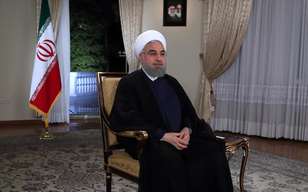 IRN03. TEHERÁN (IRÁN), 29/08/2017. Fotografía cedida por el sitio web de la oficina presidencial del presidente iraní Hasán Rouhaní participando en una entrevista en vivo con la Televisión Nacional Iraní (IRIB) hoy, martes 29 de agosto de 2017, en Teherán (Irán). Medios de comunicación informaron que Rouhaní rechazó las demandas de los Estados Unidos de inspeccionar los sitios militares iraníes por el organismo de control nuclear de la ONU diciendo que Irán todavía estaba comprometido con un acuerdo nuclear y con la Agencia Internacional de Energía Atómica (AIEA). EFE/Oficina Presidencial de Irán/SOLO USO EDITORIAL/NO VENTAS

