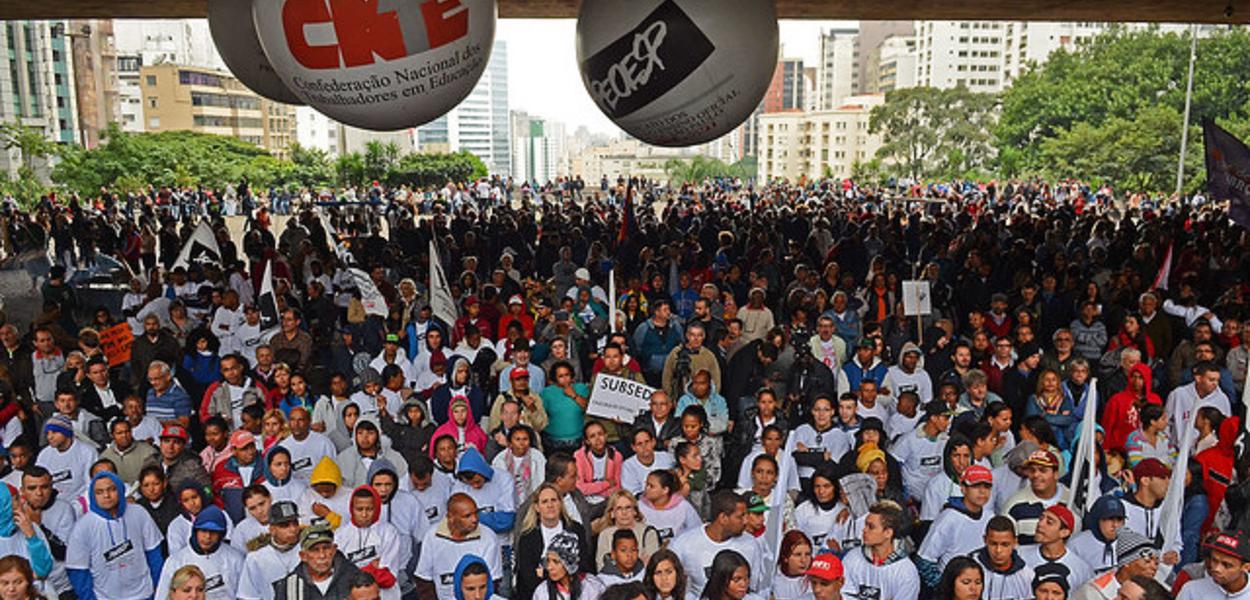 São Paulo - Assembleia dos professores da rede estadual no vão-livre do Museu de Arte de São Paulo - Masp (Rovena Rosa/Agência Brasil)