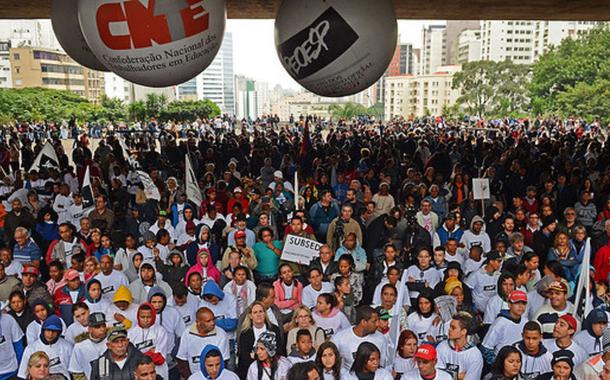 São Paulo - Assembleia dos professores da rede estadual no vão-livre do Museu de Arte de São Paulo - Masp (Rovena Rosa/Agência Brasil)