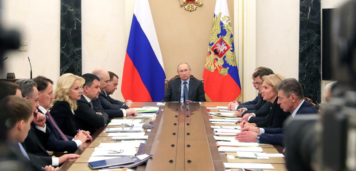 Vladimir Putin em reunião com membros do governo no Kremlin