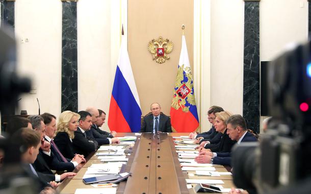 Vladimir Putin em reunião com membros do governo no Kremlin