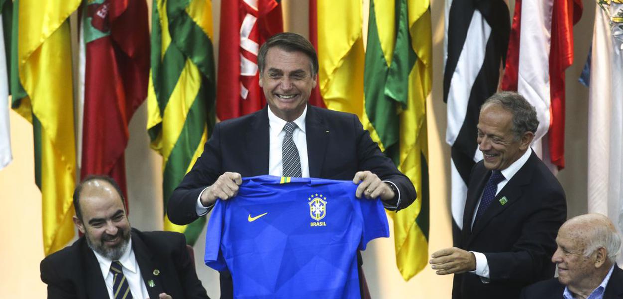 Brasilia DF - Jair Bolsonaro participa da solenidade comemorativa do Dia Nacional do Futebol, no Ministério da Cidadania.