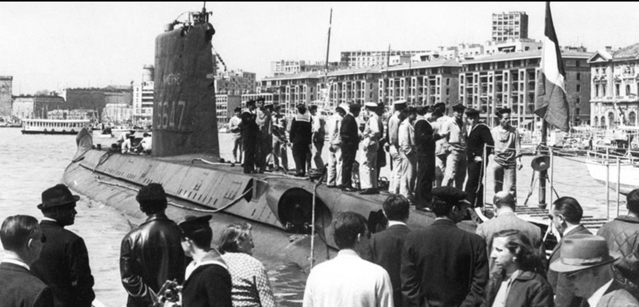 (FILES) In this file photo taken on January 01, 1965 photo prise dans la seconde moitiÃ© des annÃ©es 60 montrant le submersible "Minerve" Ã  quai dans le vieux port de Marseille. Le "Minerve" disparut, avec ses 52 hommes d'Ã©quipage, le 27 janvier 1968  au large de Toulon. (Photo by - / AFP)