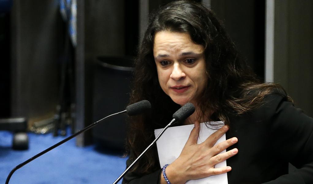 No hospício Brasil, Janaína Paschoal será mesmo vice de Bolsonaro