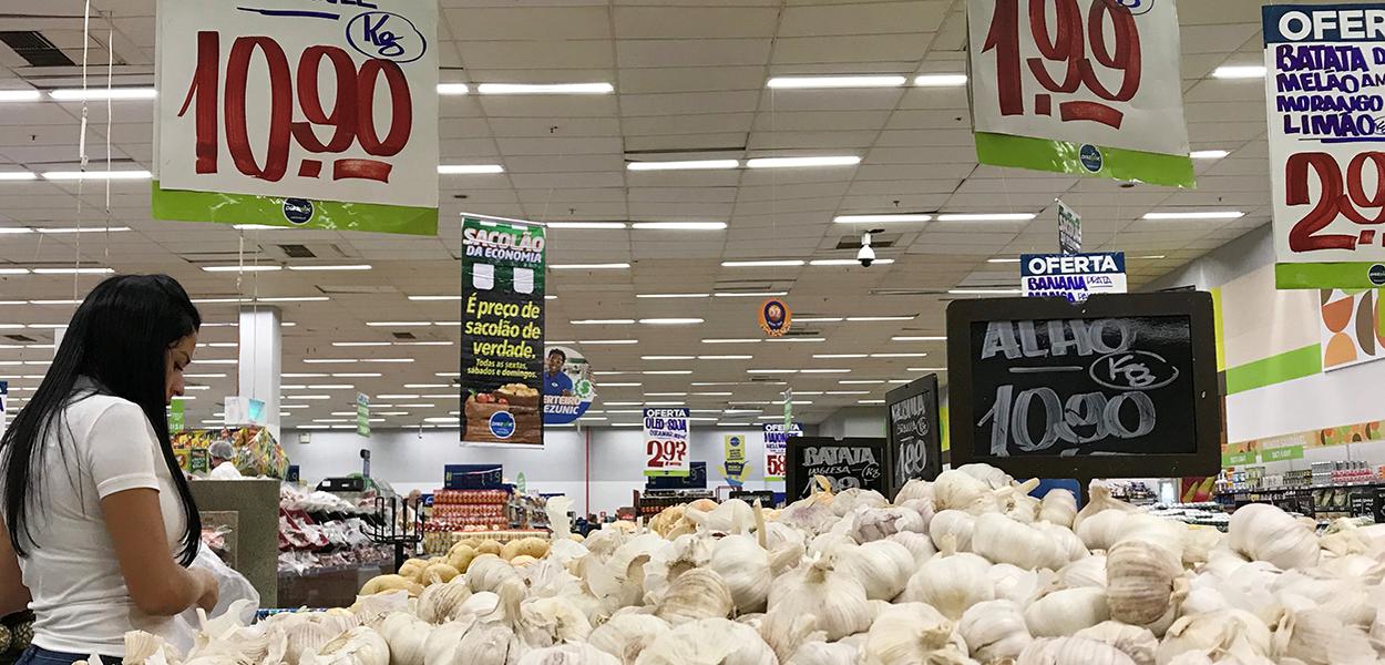 Cliente faz compras em supermercado no Rio de Janeiro