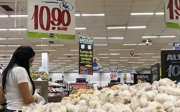 Cliente faz compras em supermercado no Rio de Janeiro