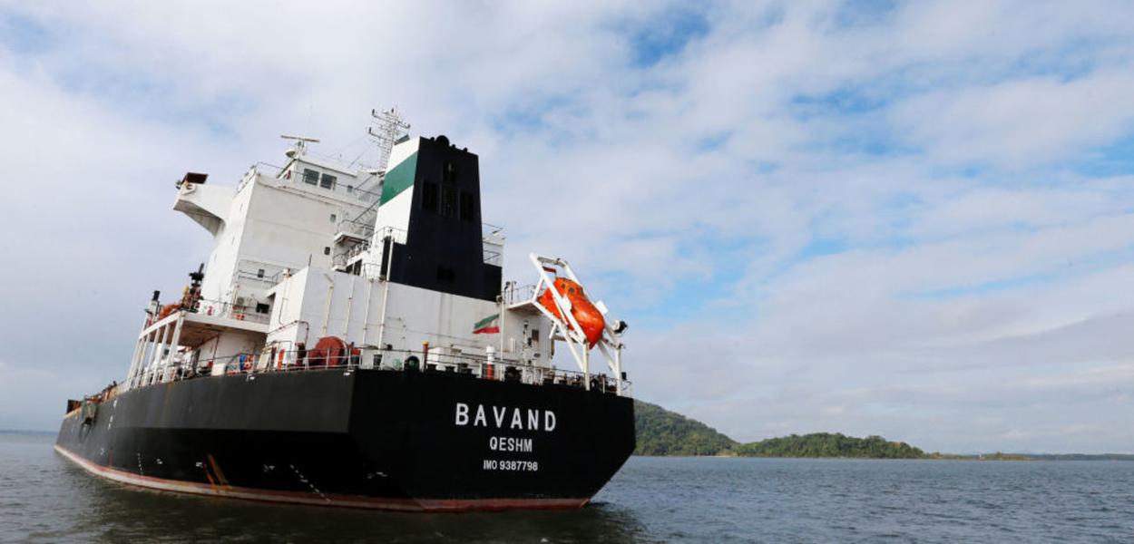 Navios iraniano parado no porto de Paranaguá