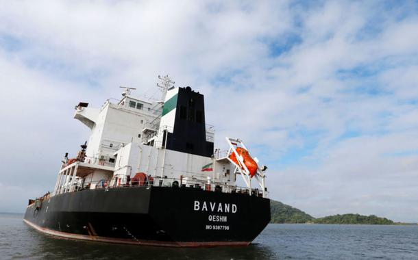 Navios iraniano parado no porto de Paranaguá