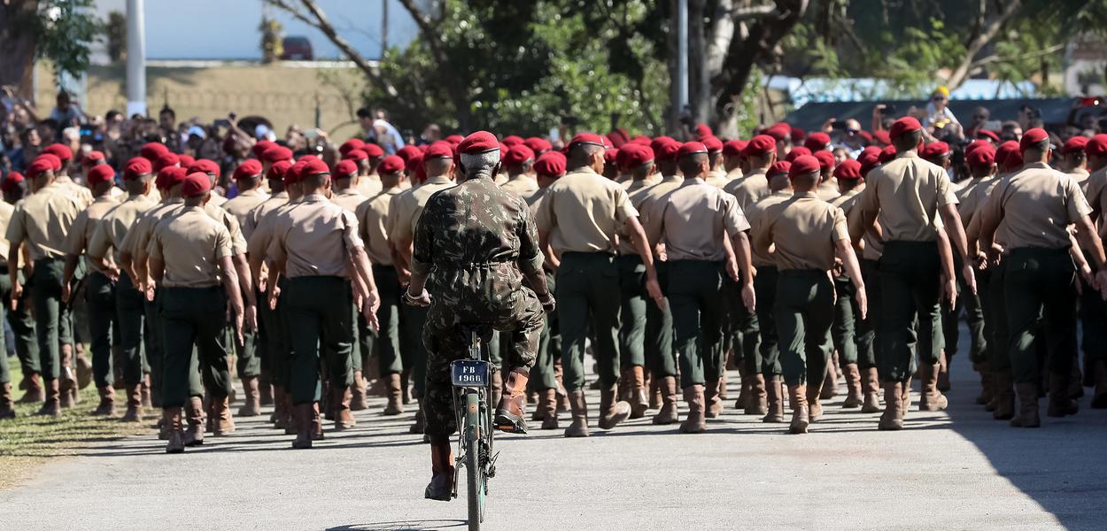 (Rio de Janeiro) A Tropa da Brigada de Infantaria Paraquedista desfila em continência ao Presidente da República.