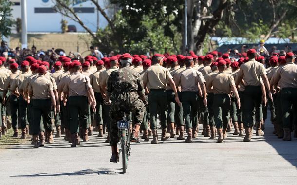 (Rio de Janeiro) A Tropa da Brigada de Infantaria Paraquedista desfila em continência ao Presidente da República.