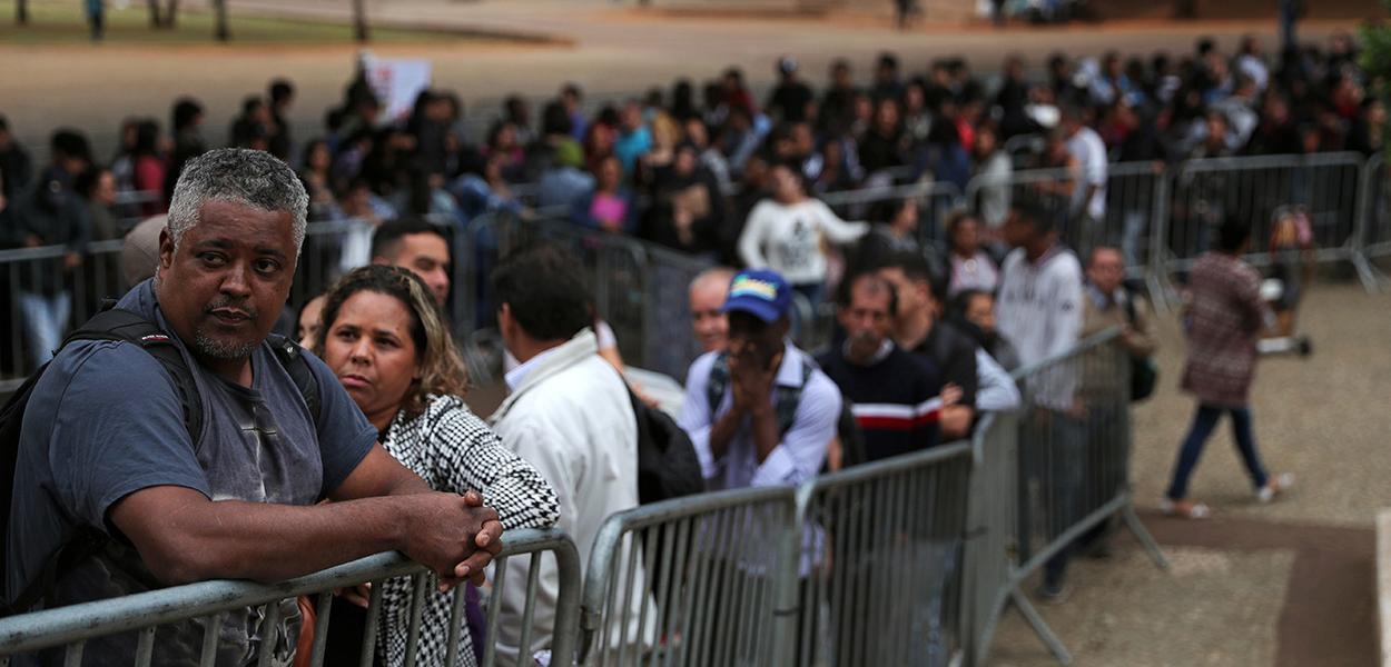 Pessoas buscam vagas de trabalho no centro de São Paulo