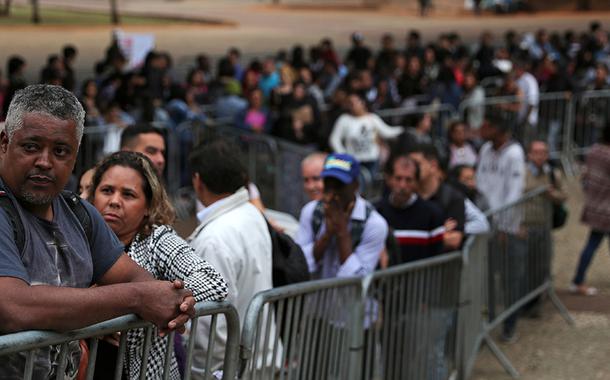 Pessoas buscam vagas de trabalho no centro de São Paulo