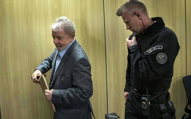 Lula na Polícia Federal em Curitiba.