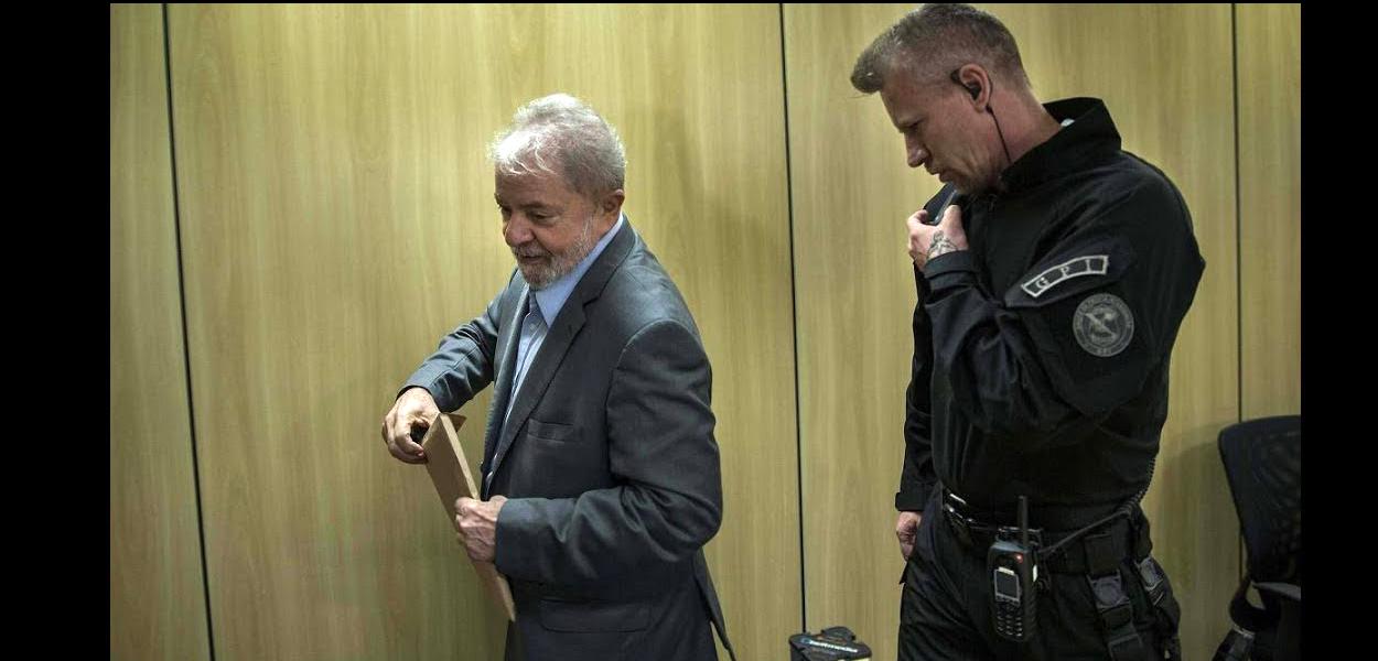 Lula na Polícia Federal em Curitiba.