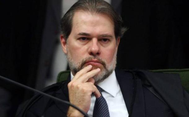 Ministro do STF, que atualmente responde pela Presidência do TSE, argumenta que a cidadania e o voto não são exercidos por empresas, mas por cidadãos; em artigo publicado neste domingo, o coordenador geral das eleições advoga uma ampla reforma no sistema eleitoral que inclua o fim das coligações para o pleito proporcional, cláusula de barreira e redução do tempo de campanha e da propaganda gratuita no rádio e na TV; para ele, os resultados das eleições para a Câmara dos Deputados, onde 28 partidos obtiveram assentos, são preocupantes: "Revelam séria fragmentação política e desfavorecem a governabilidade"