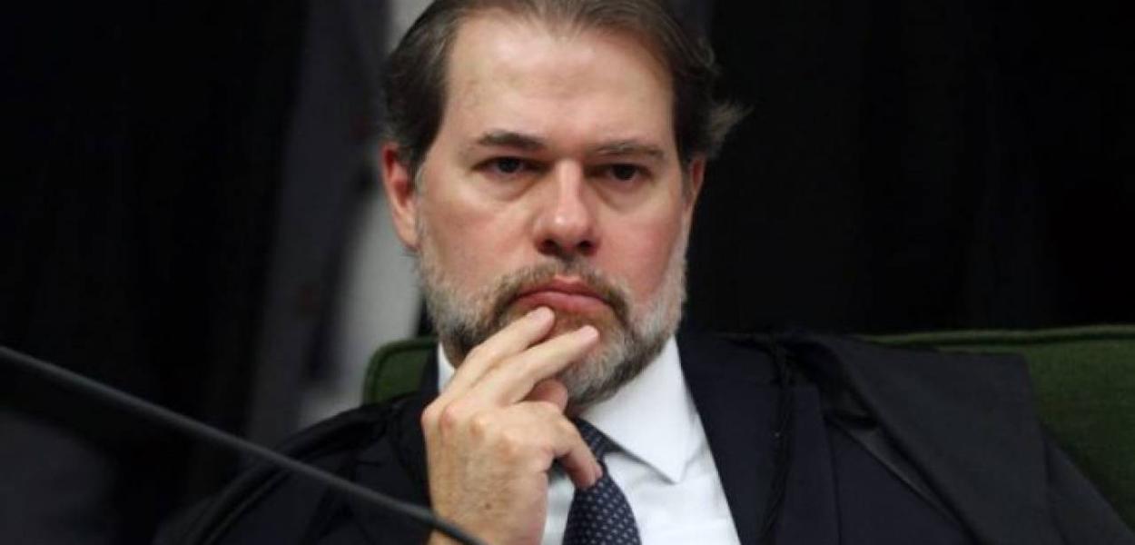 Ministro do STF, que atualmente responde pela Presidência do TSE, argumenta que a cidadania e o voto não são exercidos por empresas, mas por cidadãos; em artigo publicado neste domingo, o coordenador geral das eleições advoga uma ampla reforma no sistema eleitoral que inclua o fim das coligações para o pleito proporcional, cláusula de barreira e redução do tempo de campanha e da propaganda gratuita no rádio e na TV; para ele, os resultados das eleições para a Câmara dos Deputados, onde 28 partidos obtiveram assentos, são preocupantes: "Revelam séria fragmentação política e desfavorecem a governabilidade"