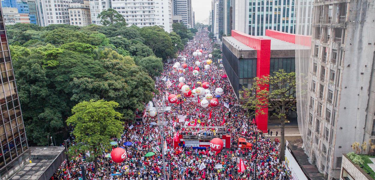 Manifestação de centrais sindicais contra mudança do sistema de Previdência na Av. Paulista.