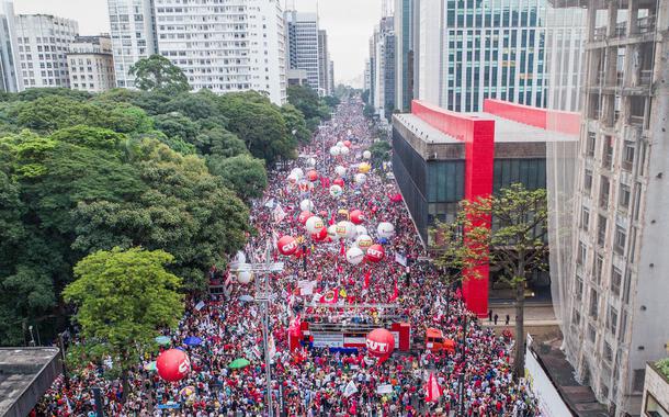 Manifestação de centrais sindicais contra mudança do sistema de Previdência na Av. Paulista.