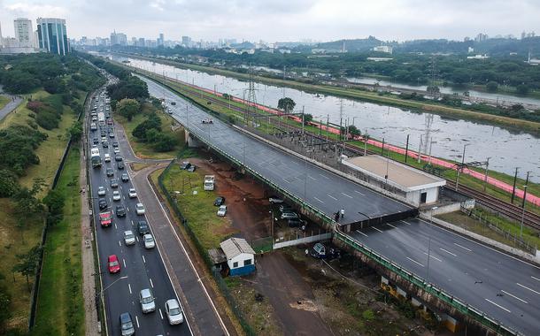 ***FOTO DE ARQUIVO*** SÃO PAULO, SP, 15.11.2018 - Prefeitura suspende rodÃ­zio na marginal Pinheiros por tempo indeterminado. (Foto: Leo Otero/Folhapress)