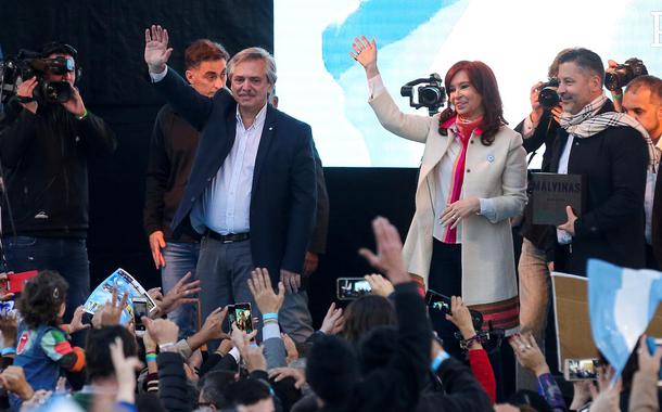 Presidenciável argentino Alberto Fernández e sua vice, Cristina Kirchner.