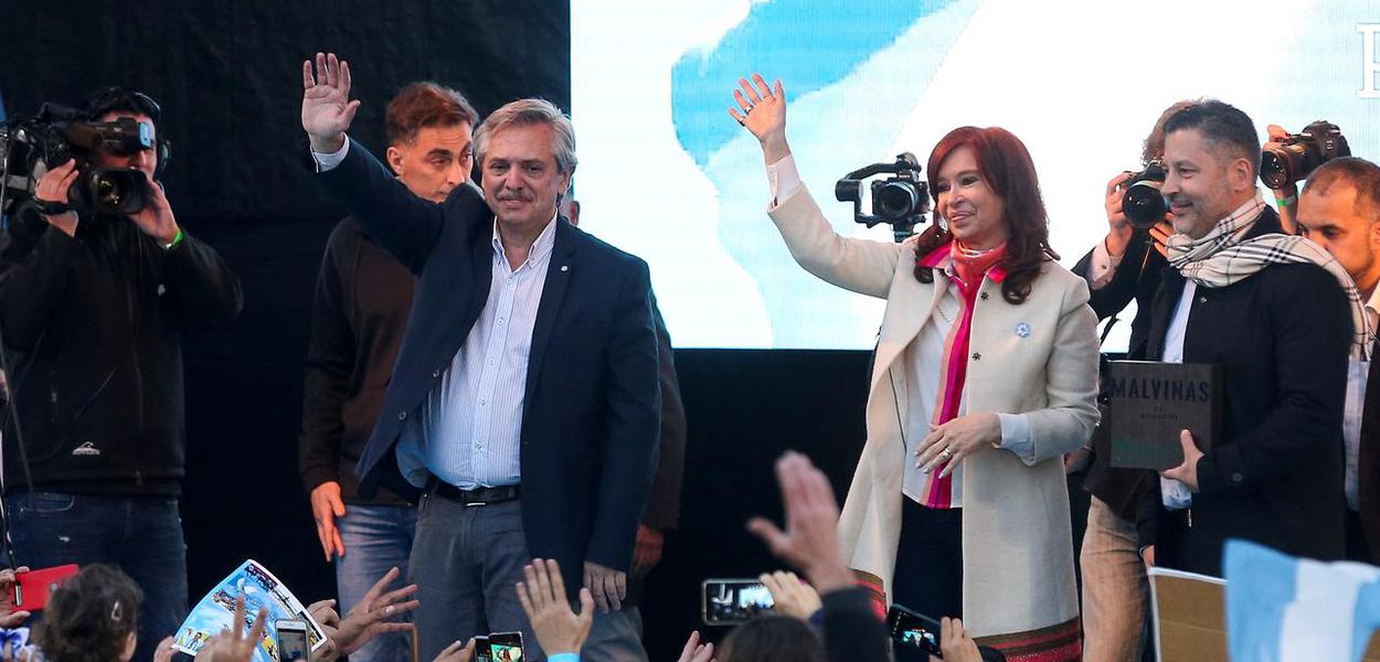 Presidenciável argentino Alberto Fernández e sua vice, Cristina Kirchner.