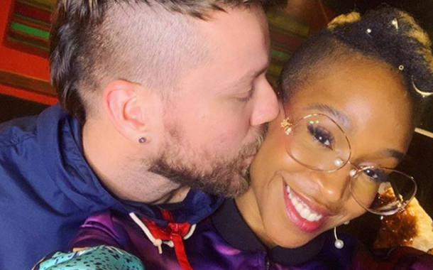 Karol Conka posta foto ao lado do namorado