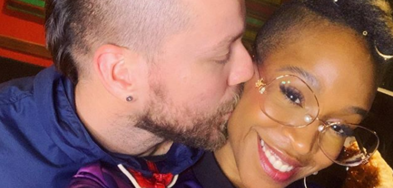 Karol Conka posta foto ao lado do namorado