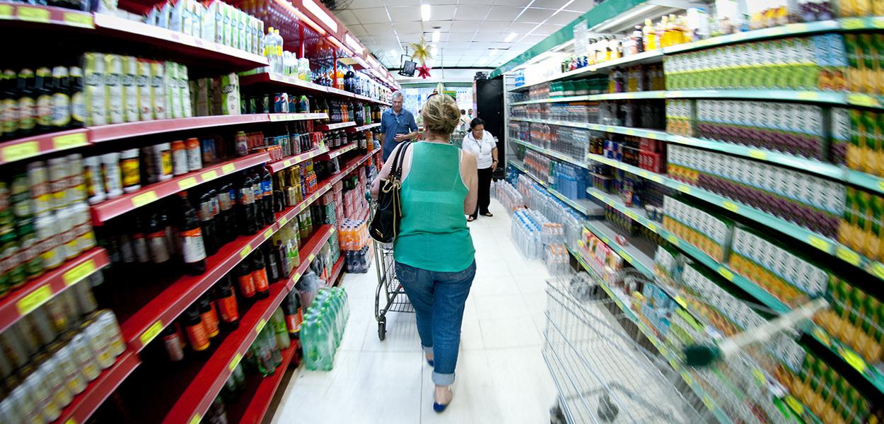Consumidora compra laranjas em feira no Rio de Janeiro