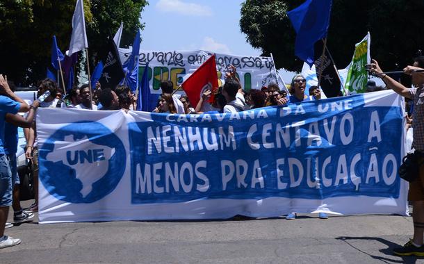 União Nacional dos Estudantes (UNE) faz passeata