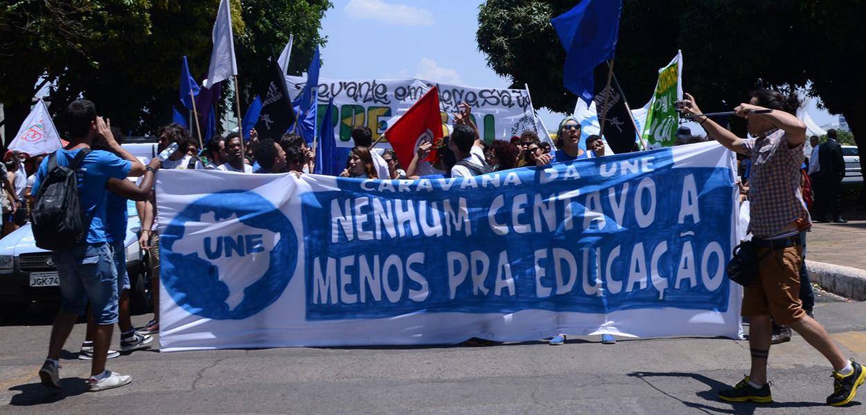 União Nacional dos Estudantes (UNE) faz passeata