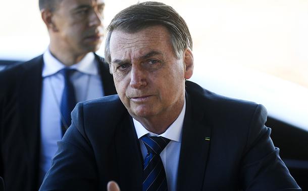 Presidente Jair Bolsonaro fala à  imprensa ao sair do Palácio da Alvorada