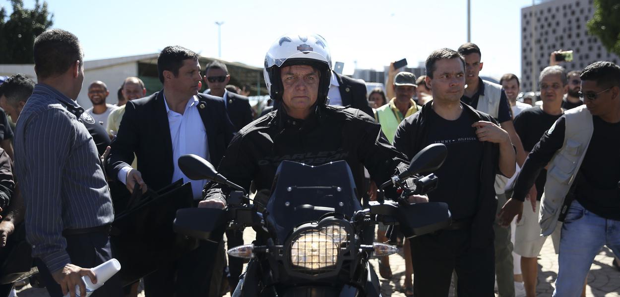 Jair Bolsonaro andando de moto