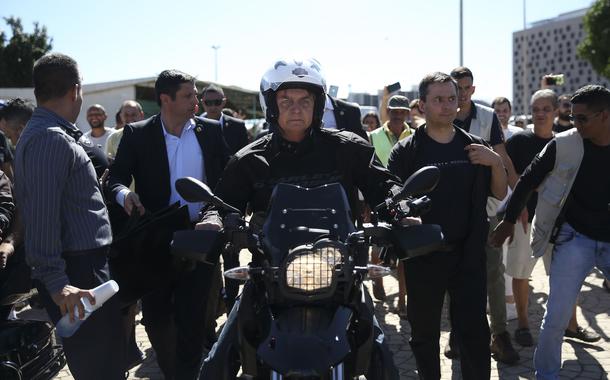 Jair Bolsonaro andando de moto