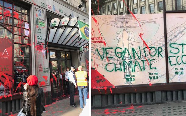 Embaixada do Brasil em Londres é alvo de protesto diante de políticas ambientais de Bolsonaro.