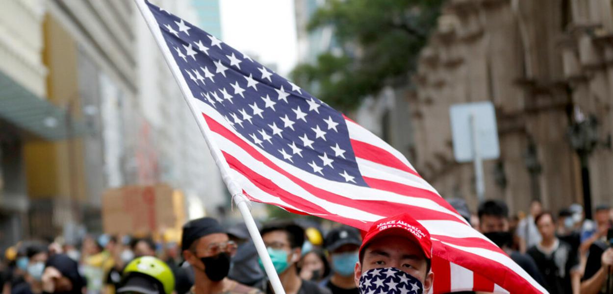 Hong Kong, manifestante "pró-democracia" carrega bandeira dos EUA