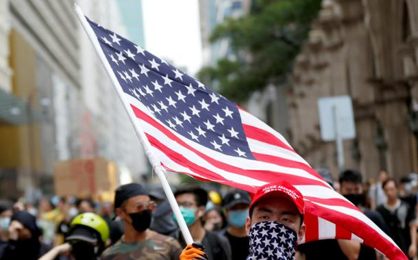 Hong Kong, manifestante "pró-democracia" carrega bandeira dos EUA