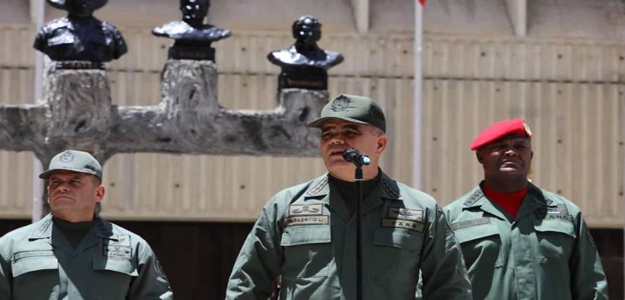 Ao centro, Padrino López, ministro venezuelano da Defesa