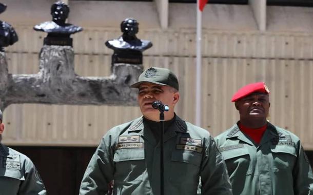 Ao centro, Padrino López, ministro venezuelano da Defesa