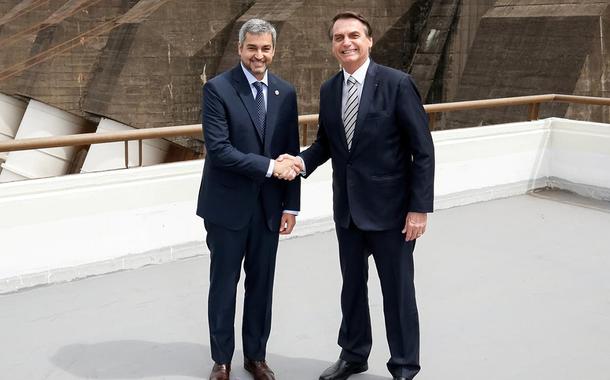 Presidente do Paraguai Mario Abdo e Jair Bolsonaro se cumprimentam em Itaipu