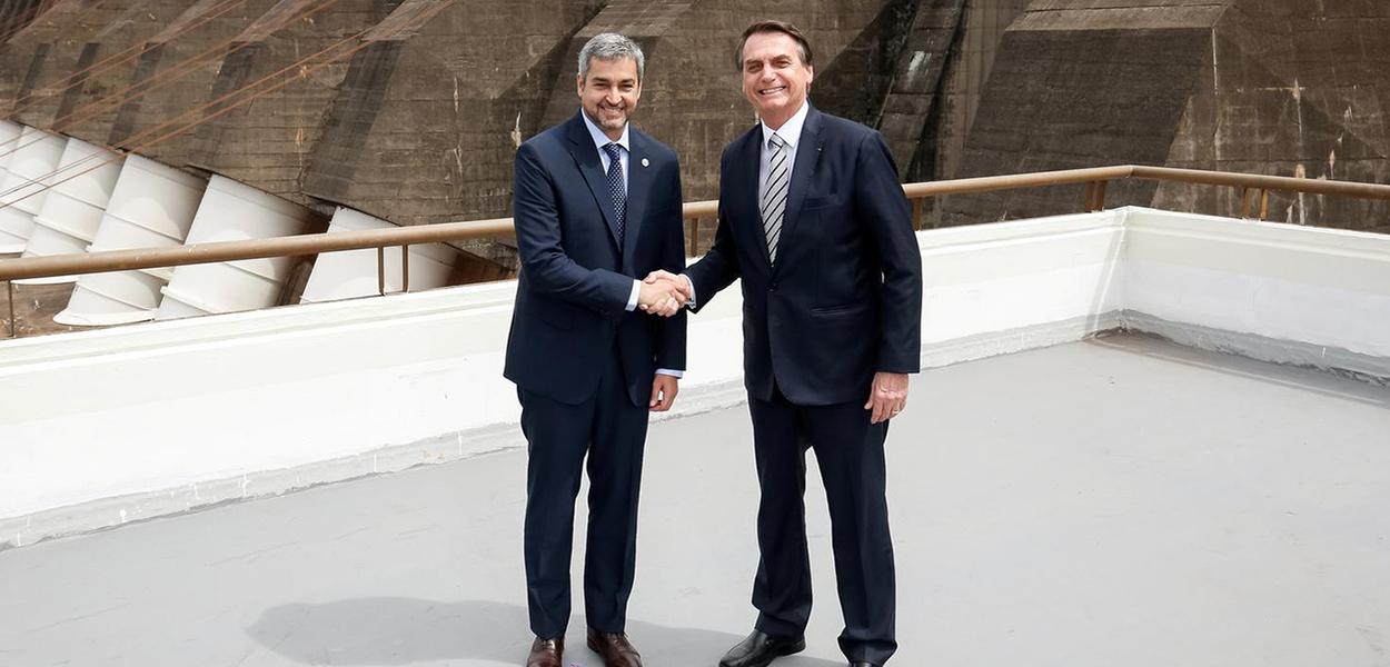 Presidente do Paraguai Mario Abdo e Jair Bolsonaro se cumprimentam em Itaipu