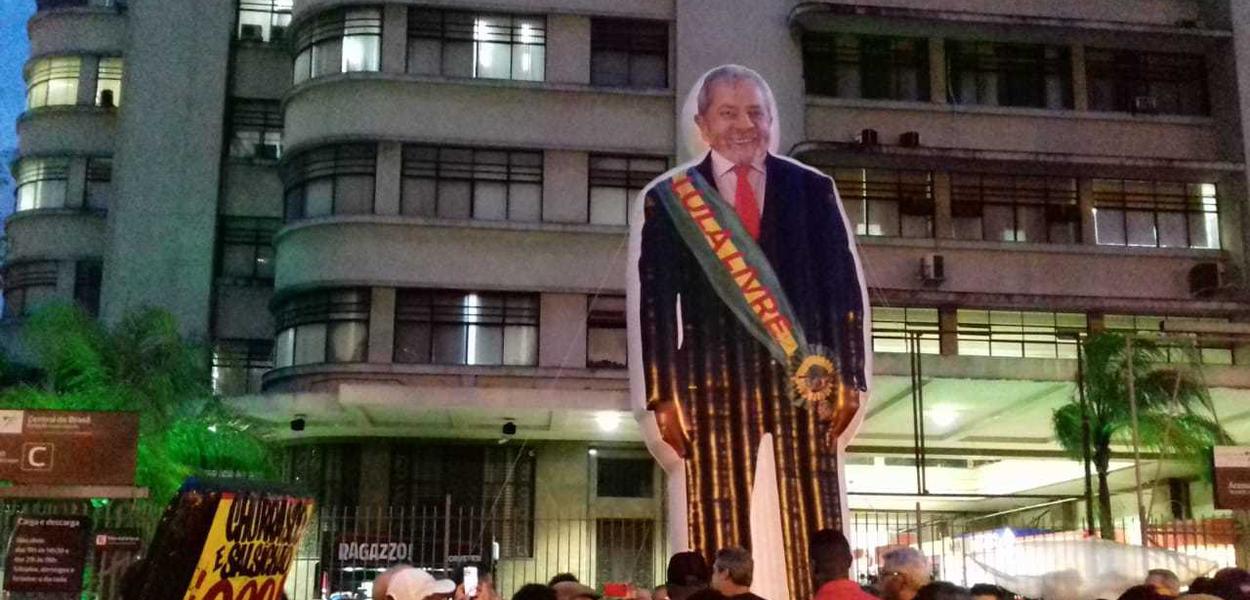 Manifestantes pedem Lula livre no Rio de Janeiro