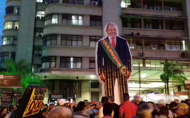 Manifestantes pedem Lula livre no Rio de Janeiro