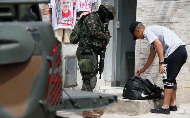 Forças de segurança do Rio de Janeiro ocupam os principais acessos à Vila Joaniza, na Ilha do Governador